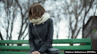 Бухая ебут в подезде 