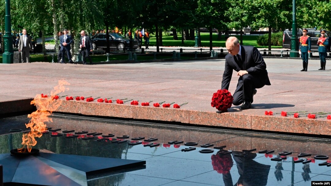 Владимир Путин возлагает цветы к Могиле неизвестного солдата, Москва, июнь 2021 года
