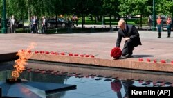 Владимир Путин возлагает цветы к Могиле неизвестного солдата, Москва, июнь 2021 года