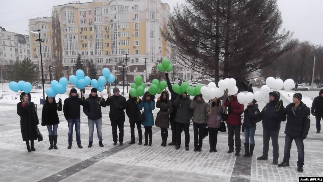 Чара һавага Башкортстан әләмен гәүдәләндергән зәңгәр, яшел һәм ак төстәге шарлар очыру белән тәмамланды.