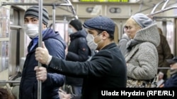 Minskiň metrosyndaky maskaly adamlar. 20-nji aprel