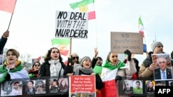 Хора протестират в Женева срещу преговорите между САЩ и Иран относно ядрената програма на Техеран. 17 февруари 2026 г.