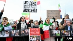 Протестувальники мітингують перед офісом ООН напередодні непрямих ядерних переговорів між Сполученими Штатами й Іраном, що відбуваються в Женеві, Швейцарія, 17 лютого