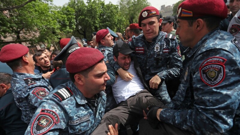 Destine privedenih u Jermeniji na protestima za ostavku premijera