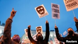 Tüntető fiatalok Spanyolországban Pablo Hasel bebörtönzése után. 2021. február 17. 