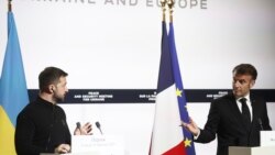 Ukrainian President Volodymyr Zelenskyy (left) and French President Emmanuel Macron at a press conference on March 26
