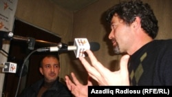 Şahbaz Xuduoğlu (sağda) və yazıçı Pərviz Cəbrayıl Azadlıq Radiosunun Bakı studiyasında, 4 noyabr 2010