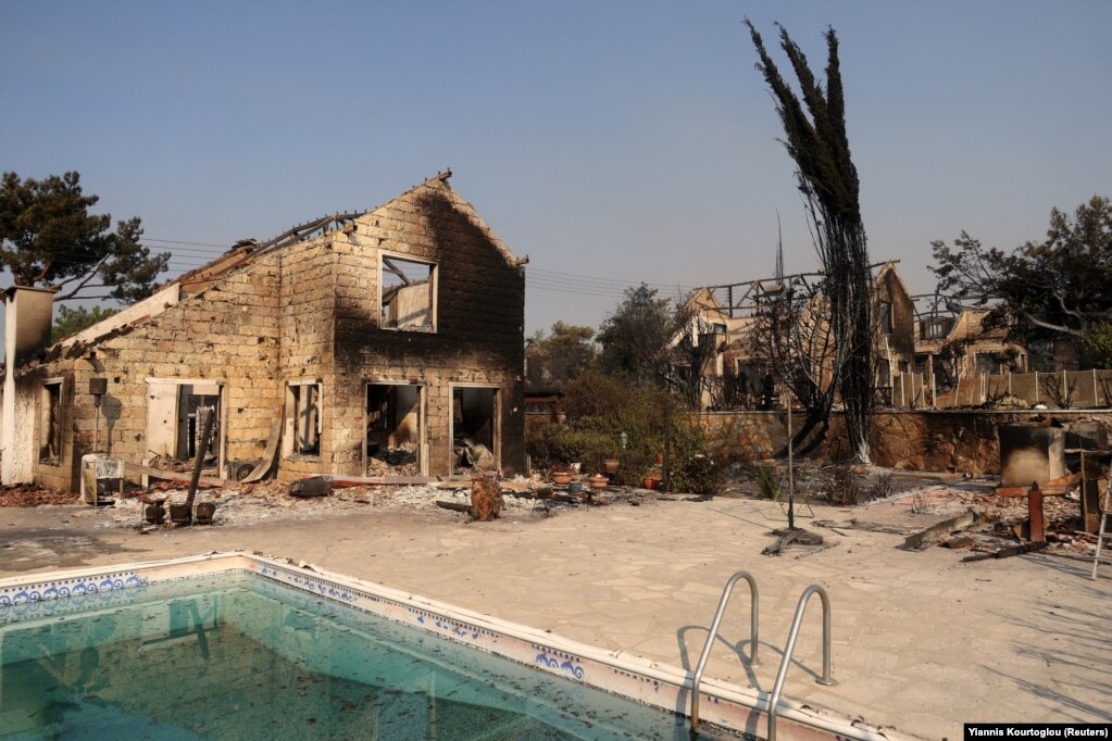 Një shtëpi e djegur nga zjarri i egër në Suni, afër Limasolit, në Qipro, më 24 korrik.