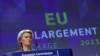 Președinta Comisiei Europene, Ursula von der Leyen, la conferința de presă la care a anunțat recomandarea de a se deschide negocieri de aderare la UE cu Ucraina, Moldova și Bosnia-Herțegovina, Bruxelles, 8 noiembrie 2023.