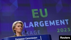 Președinta Comisiei Europene, Ursula von der Leyen, la conferința de presă la care a anunțat recomandarea de a se deschide negocieri de aderare la UE cu Ucraina, Moldova și Bosnia-Herțegovina, Bruxelles, 8 noiembrie 2023.