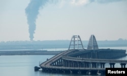 Дим над паливним складом в селі Волна Краснодарського краю РФ (Волна розташована поруч з портом «Тамань»), вид на Керченську протоку з узбережжя Криму, 3 травня 2023 року