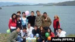 “Байкал дулкыны” яшьләре Байкал күле янында