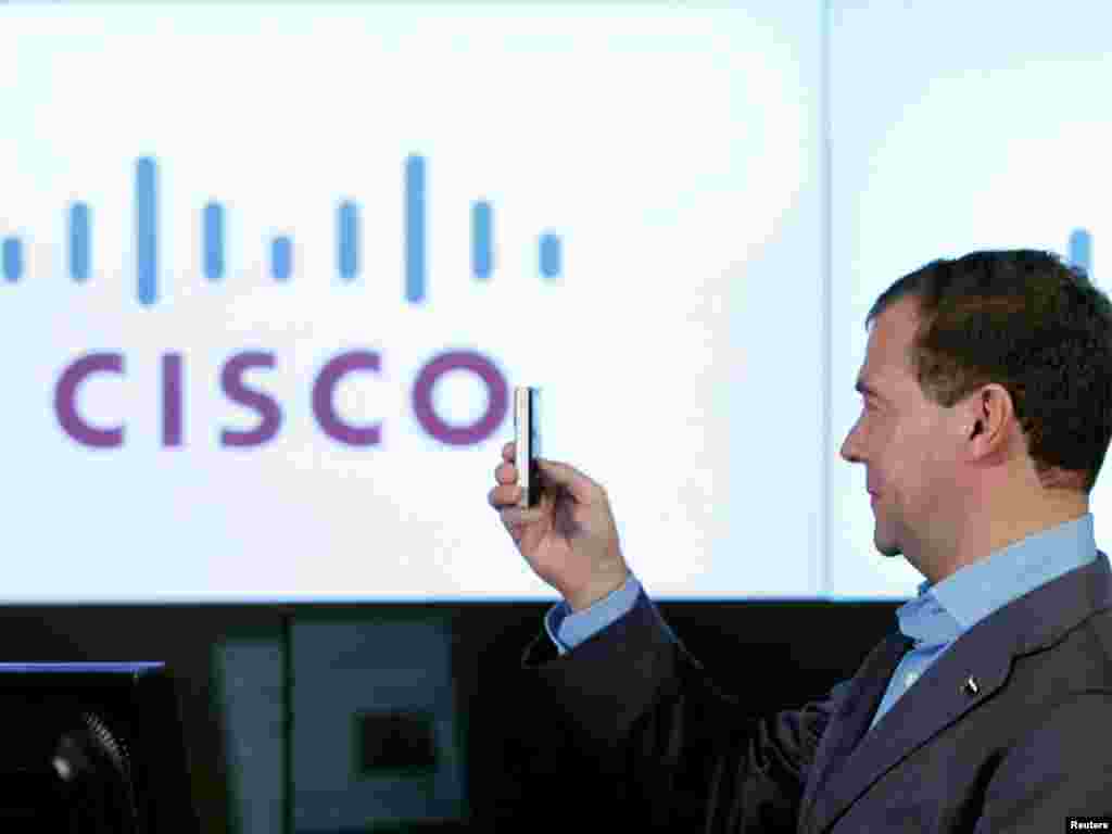  Medvedev isprobava video kameru tokom prezentacije u kompaniji "Cisco Systems"