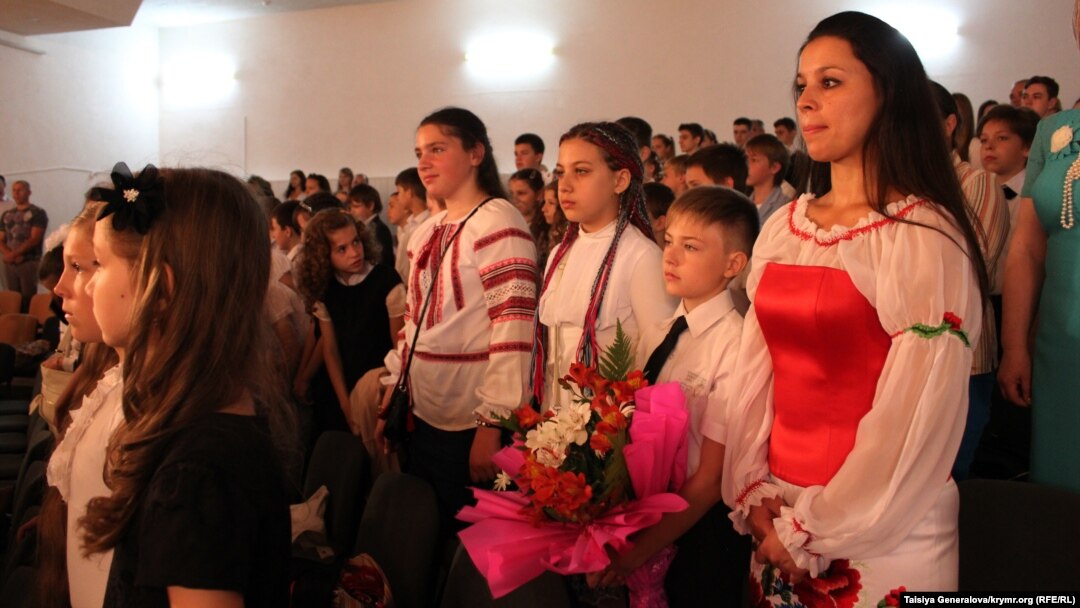 Діти у вишиванках в українській гімназії в Сімферополі