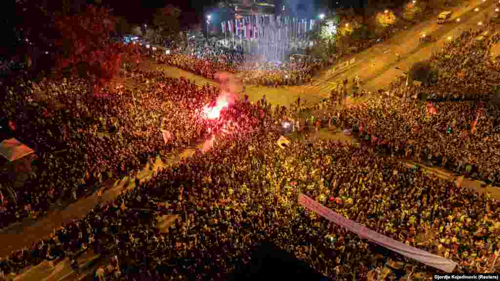 U Novom Sadu su ih vatrometom, bakljama, aplauzima i ovacijama dočekale desetine hiljada ljudi.