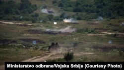 Na vojnoj vežbi prikazana su dejstva tenkovskih, mehanizovanih, pešadijskih i artiljerijskih jedinica, te dronova. 28. jun 2026.