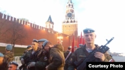 Jevgenij Korbov pozira ispred Kremlja.