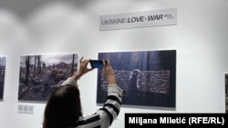 Detalj sa izložbe "Ukraine: Love + War (2014 – 2024)" u Beogradu, 15. novembar 2024. godine