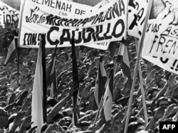 Suporterii dictatorului Francisco Franco făcând salutul fascist în Plaza de Oriente, la Madird, pe 2 octombrie 1973.