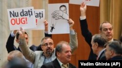 Романија- опозиционерите држат транспаренти со пораки против владата на Виорика Данчила, 20.12.2018