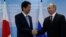 Ýapon premýer-ministri Şinzo Abe we rus prezidenti Wladimir Putin. 