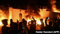 Yrakly protestçiler Eýranyň konsulhanasyny otladylar. 27-nji noýabr, 2019 ý.