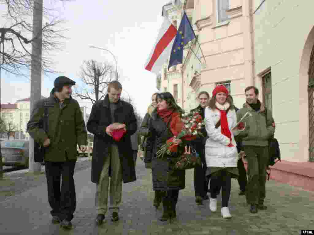 Зьміцер Дашкевіч гуляе па праспэкце Машэрава