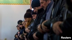 Крымские татары совершают намаз в мечети в Бахчисарае. 7 марта 2014 года. 