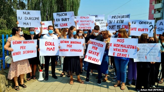 Pjesëmarrësit në protestën në Ferizaj kërkojnë drejtësi për gratë e vrara.