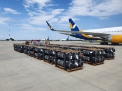 Американська військова допомога розвантажується на летовищі в Києві. 17 червня 2020 року