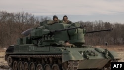 Украинский экипаж зенитной установки Gepard, произведенной в Германии. Киевская область, ноябрь 2023 года.