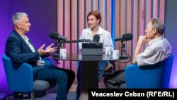 Invitații permanenți ai Eugeniei Crețu la podcastul „Dincolo de Știri”, analiștii politici Igor Boțan (stânga) și Nicolae Negru, în studioul Europei Libere