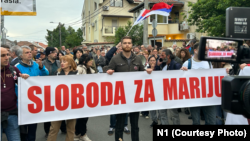 Podrška Mariji Vasić ispred Centralnog zatvora u Beogradu gde je zbog lošeg zdravstvenog stanja smeštena u zatvorsku bolnicu, 16. maja 2025.