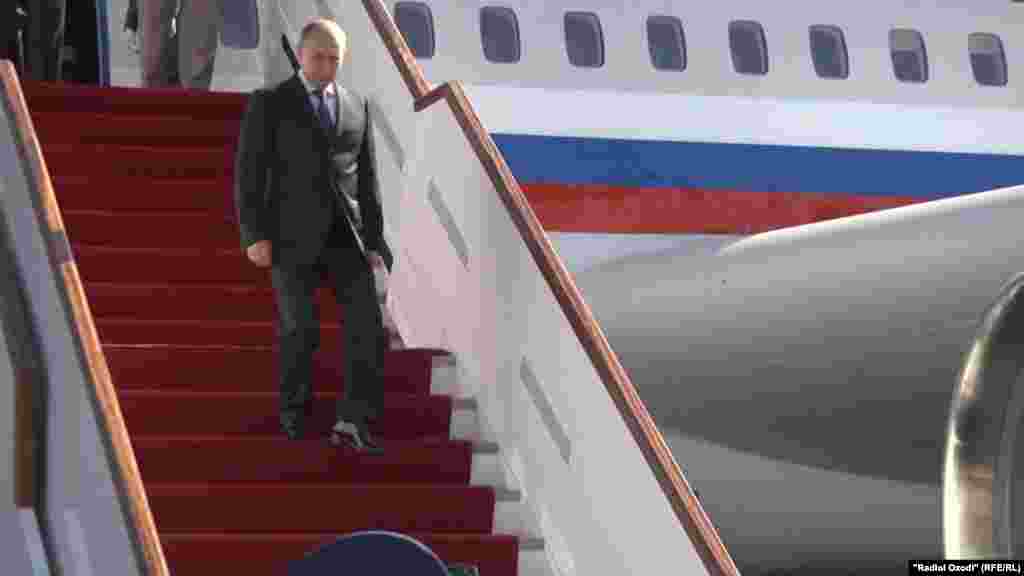 Владимир Путин, раисиҷумҳури Русия вориди Душанбе шуд.