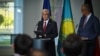 Қазақстан президенті Қасым-Жомарт Тоқаев (сол жақта) пен Германия канцлері Фридрих Мерц баспасөз брифингінде тұр. Берлин, 29 қыркүйек, 2026 жыл.