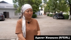 Ырысгүл Аранова сиңдиси Каныкейдин сотуна Оштон келип, кайра түндөп үйүнө кайтууга аргасыз болгонун айтып берди. 3-августта ал абактагы сиңдисине тамак-аш, керектүү буюм-тайымдарын алып келген.