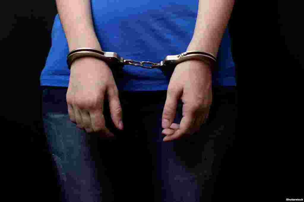 МАКЕДОНИЈА - Најмалку четири лица се повредени при тепачката која избила вчера во кумановскиот затвор К&rsquo;шање. Во физичката пресметка со остар предмет бил ранет и еден вработен од кумановскиот затвор.