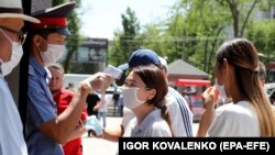 На вході до торговельного центру в столиці Киргизстану Бішкеку міліція перевіряє температуру