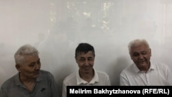 АЭС референдумы қарсаңында ұсталған белсенділер соты. Солдан оңға қарай: Жанат Қазақбай, Айдар Мүбәраков және Фазылжан Сыздықов. Алматы, 26 тамыз 2025 жыл.