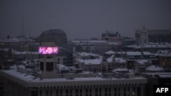 Un ecran mare pe o clădire afișează o temperatură de -19 grade Celsius în Kiev, pe 15 ianuarie 2026, în contextul atacurilor rusești care duc la întreruperea furnizării de curent electric și căldură. 