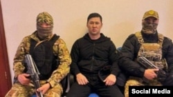 Ортодо отурган Элдар Жакыпбеков. Социалдык тармактарда тараган сүрөт.