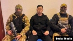 Ортодо отурган Элдар Жакыпбеков. Социалдык тармактарда тараган сүрөт.