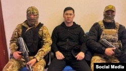 Ортодо отурган Элдар Жакыпбеков. Социалдык тармактарда тараган сүрөт.