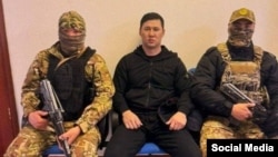 Эльдар Жакыпбеков (посередине). Фото из соцсетей.