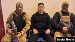 Ортодо отурган Элдар Жакыпбеков. Социалдык тармактарда тараган сүрөт.