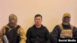 Ортодо отурган Элдар Жакыпбеков. Социалдык тармактарда тараган сүрөт.