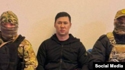 Ортодо отурган Элдар Жакыпбеков. Социалдык тармактарда тараган сүрөт.