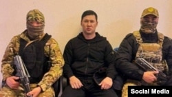 Ортодо отурган Элдар Жакыпбеков. Социалдык тармактарда тараган сүрөт.