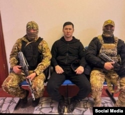 Ортодо отурган Элдар Жакыпбеков. Социалдык тармактарда тараган сүрөт.