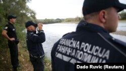 Policia kufitare e Bosnjës pranë Lumit Drina në Zvornik.
